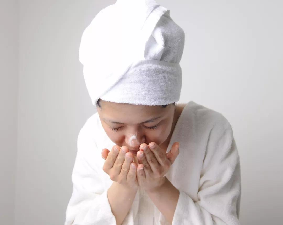 宅家美肌修炼手册：宅女必知的护肤秘籍